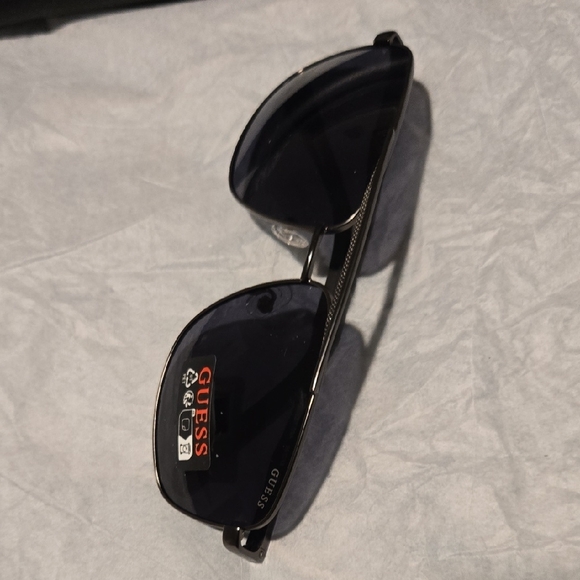 Guess Metal Frame Men Sunglasses With Adjustable Nose Pads And Guess Black Case - Picture 7 of 10
